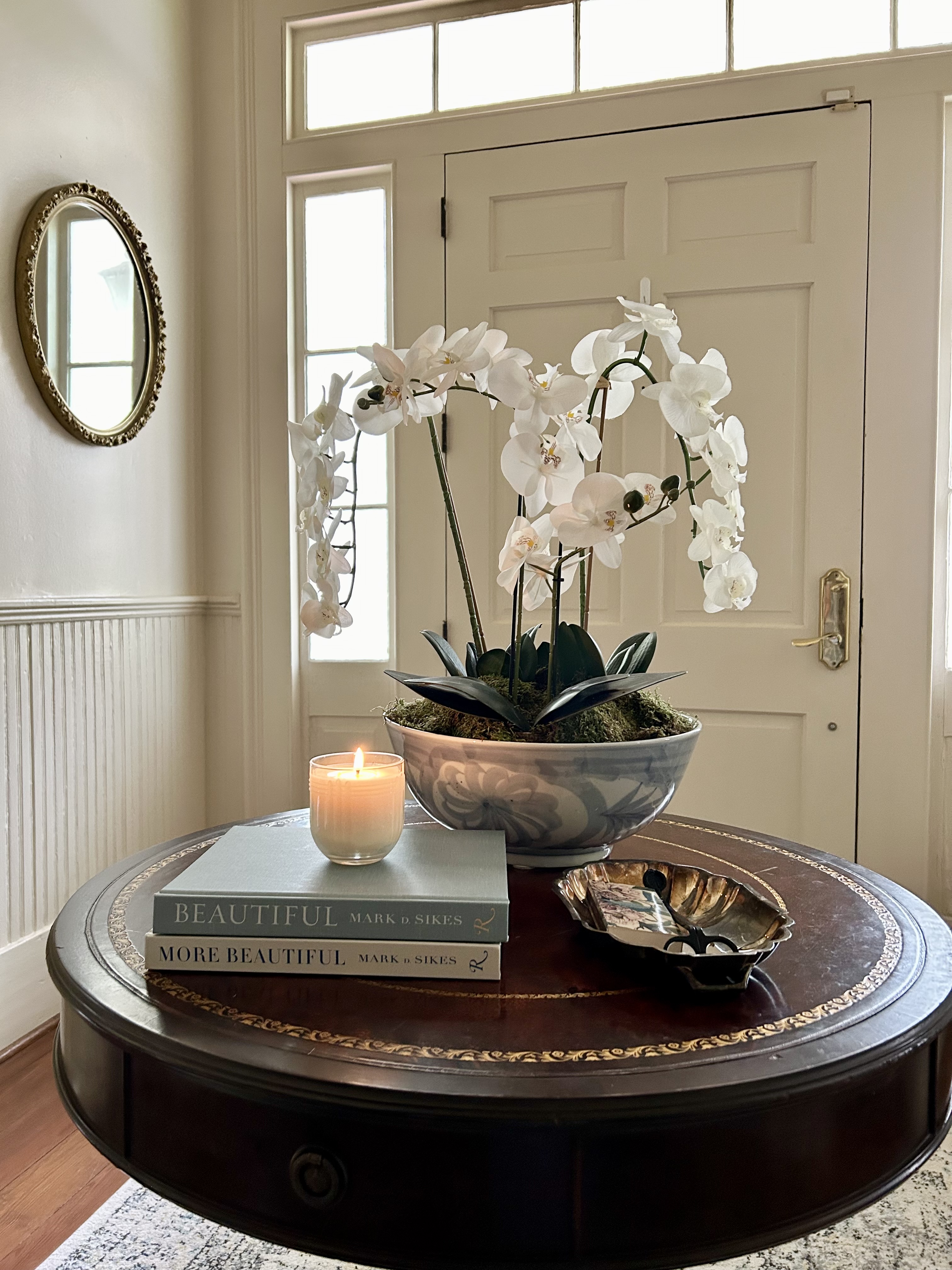 robyns southern nest candle
entry way table with flowers, candle and a book 